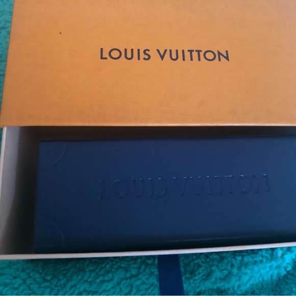 Authentic Women’s Louis Vuitton Sunglass - Picture 12 of 15